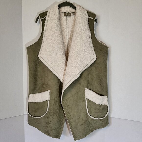 d&co Jackets & Blazers - d&co Naturals Faux Suede to Sherpa Reversible Vest Size XL Olive FLAW